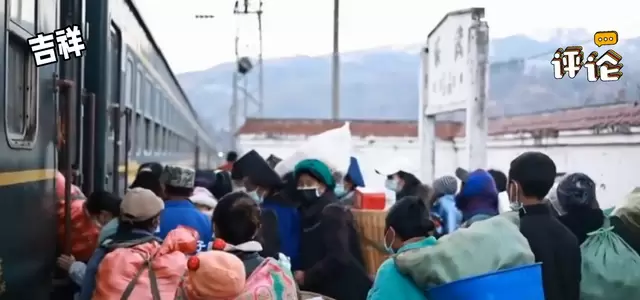 电影《买票回家》上映,聚焦春运火车站普通人抢票故事 | 现场图 电影《买票回家》上映,聚焦春运火车站普通人抢票故事 | 现场图
