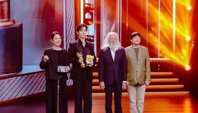 肖战凭《得闲谨制》获大影节最受大学生欢迎男演员,马丽十年后凭《水饺皇后》摘女演员奖 | 相关图片 肖战凭《得闲谨制》获大影节最受大学生欢迎男演员,马丽十年后凭《水饺皇后》摘女演员奖 | 相关图片