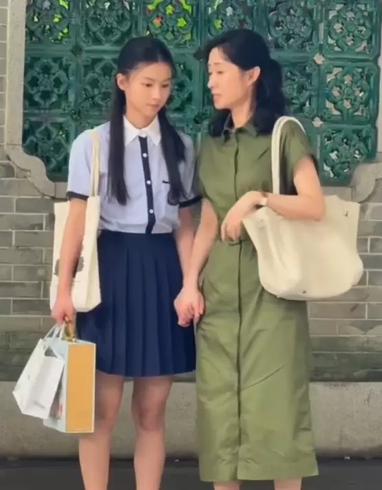 网红七七签约中都传媒出演《但愿人长久》饰孙毓一 | 现场图 网红七七签约中都传媒出演《但愿人长久》饰孙毓一 | 现场图