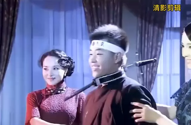 《烽火魔术师》片段中女子以长剑穿喉术刺杀日军大佐 | 现场图
