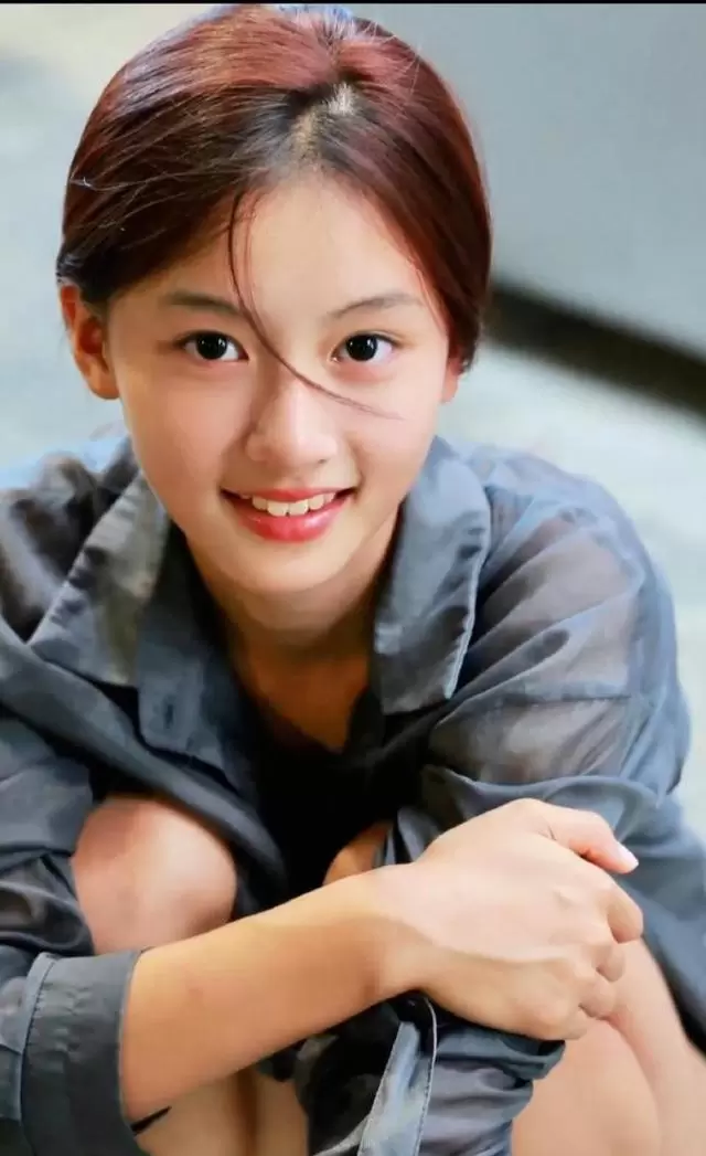 网红七七签约中都传媒出演《但愿人长久》饰孙毓一 | 相关图片 网红七七签约中都传媒出演《但愿人长久》饰孙毓一 | 相关图片